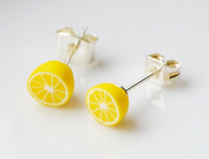 플라스틱 귀걸이 : 수분이 많은 레몬