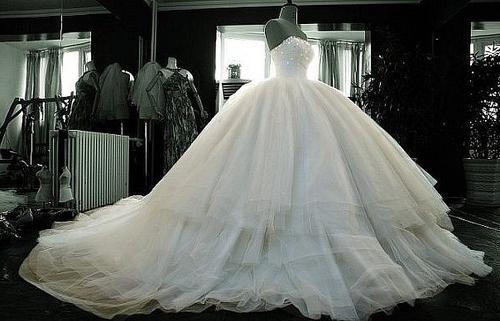 결혼식을 위해 아름다운 드레스를 선택하는 방법?