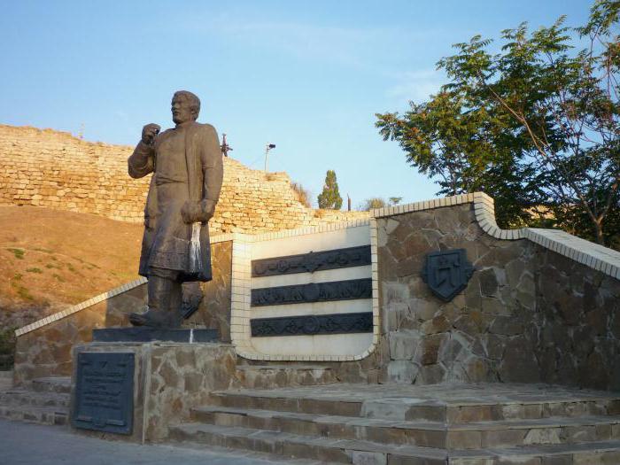 트 베리 및 다른 도시의 아파 니시 니키 틴 기념비
