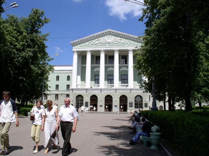 민스크 대학교. 벨로루시와 외국 젊은이들을위한 고등 교육