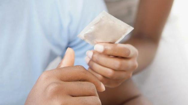 콘돔을 사용할 때의 주된 실수는 문제를 피하는 요령입니다.